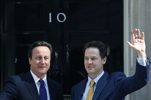 V Downing street sídlí jen premiér, Clegg je však vicepremiérem.